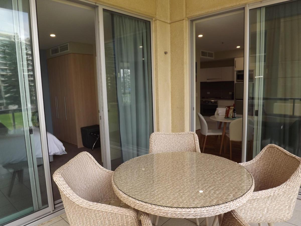 Beachside Luxury Apartments One & Two Bedroom In Beachfront Oaks Pier Building Glenelg Esterno foto