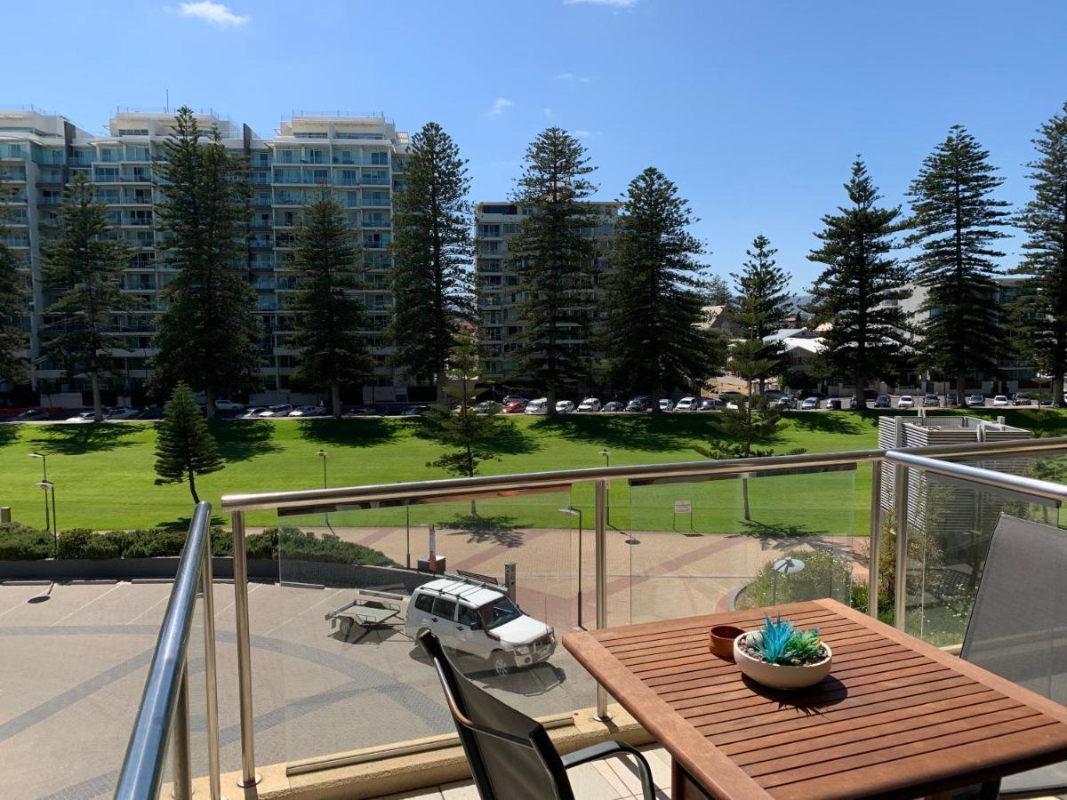 Beachside Luxury Apartments One & Two Bedroom In Beachfront Oaks Pier Building Glenelg Esterno foto