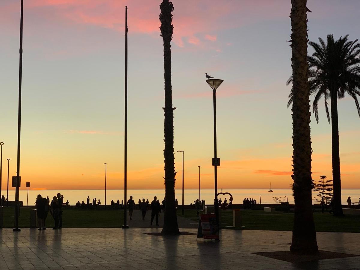 Beachside Luxury Apartments One & Two Bedroom In Beachfront Oaks Pier Building Glenelg Esterno foto