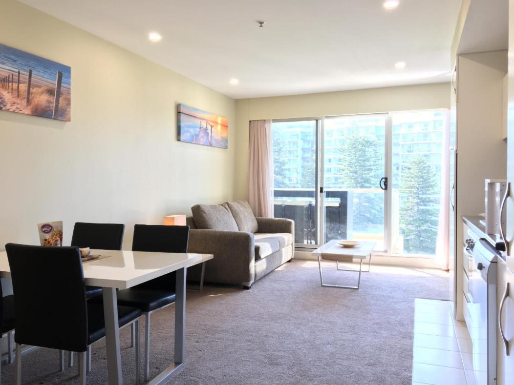 Beachside Luxury Apartments One & Two Bedroom In Beachfront Oaks Pier Building Glenelg Esterno foto