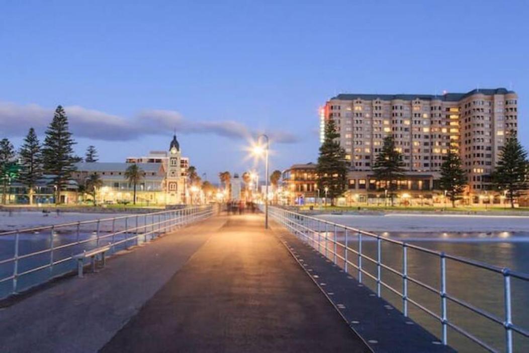 Beachside Luxury Apartments One & Two Bedroom In Beachfront Oaks Pier Building Glenelg Esterno foto