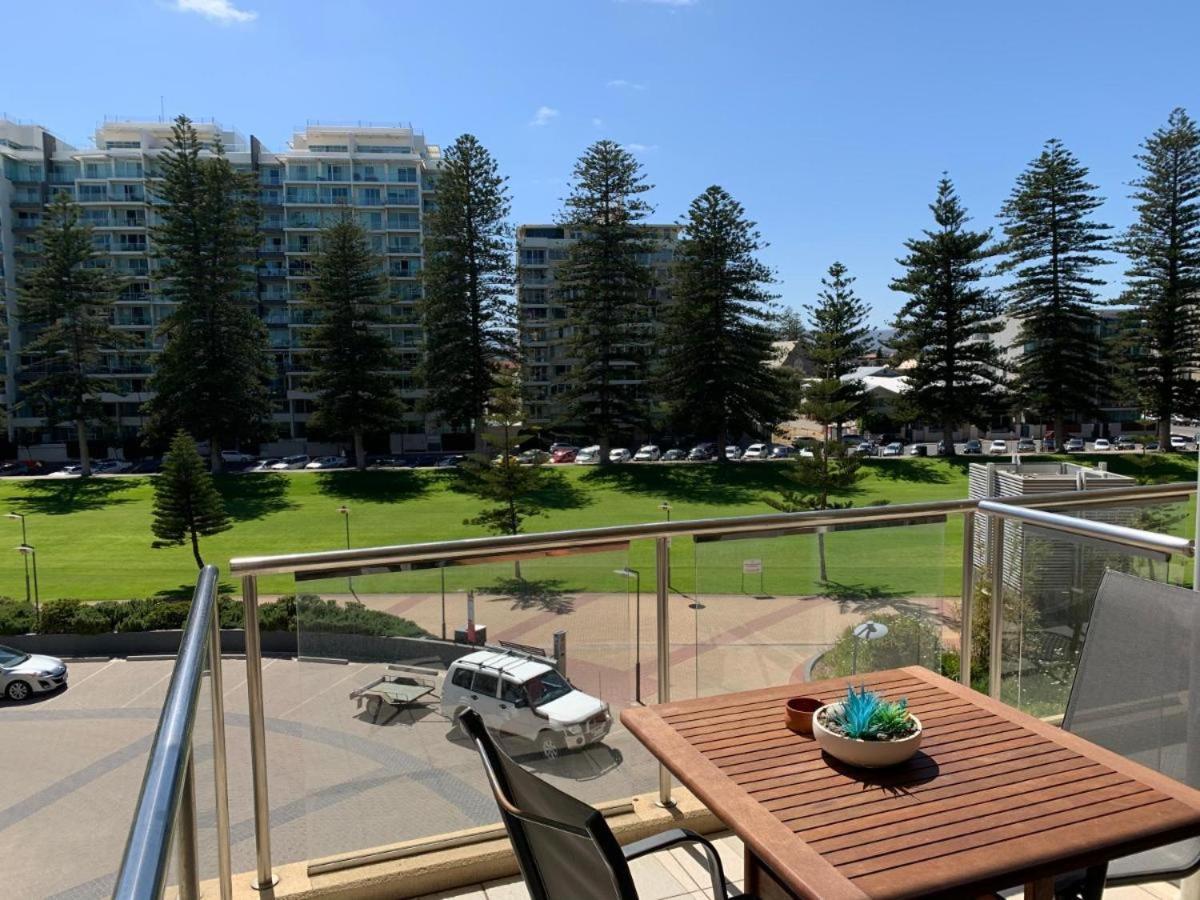 Beachside Luxury Apartments One & Two Bedroom In Beachfront Oaks Pier Building Glenelg Esterno foto