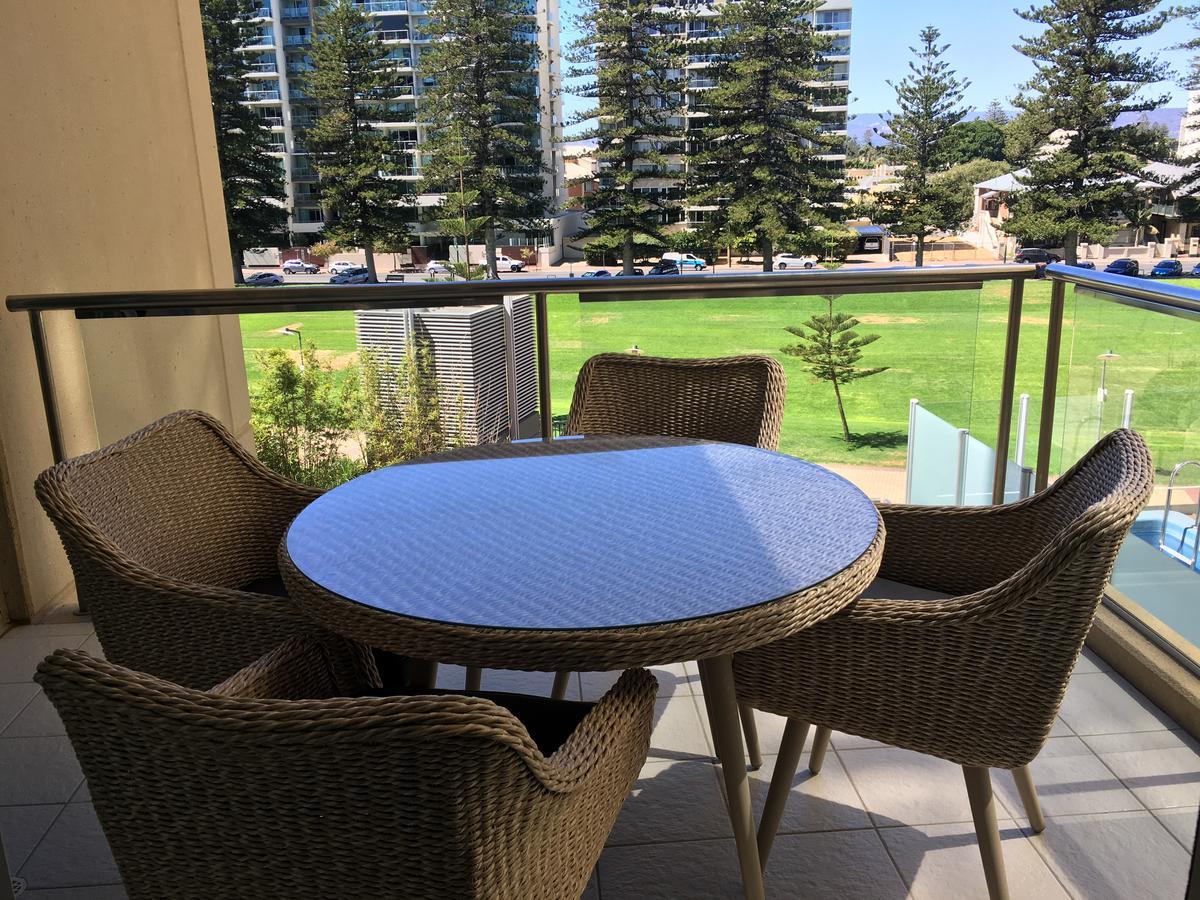 Beachside Luxury Apartments One & Two Bedroom In Beachfront Oaks Pier Building Glenelg Esterno foto