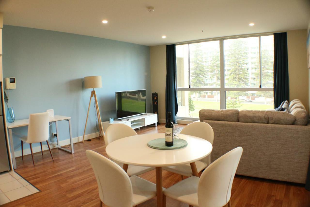 Beachside Luxury Apartments One & Two Bedroom In Beachfront Oaks Pier Building Glenelg Esterno foto